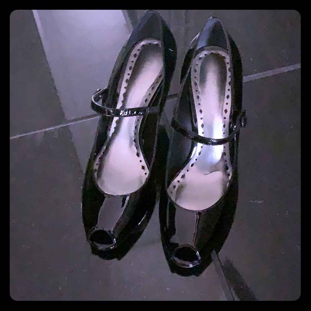 BCBG GIRLS HEELS - SIZE 8